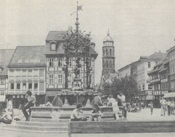 По мере того, как реконструированные центры старинных городов освобождаются от транспорта, пешеход восстанавливается в правах хозяина городского пространства. Уличная сцена во Франкфурте-на-Майне, 1981 г.